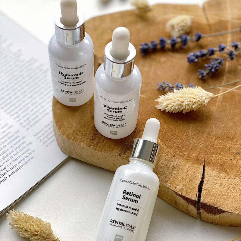 Die RevitalTrax Seren mit dem Hyaluronsäure Serum, dem Vitamin-C Serum und dem Retinol Serum