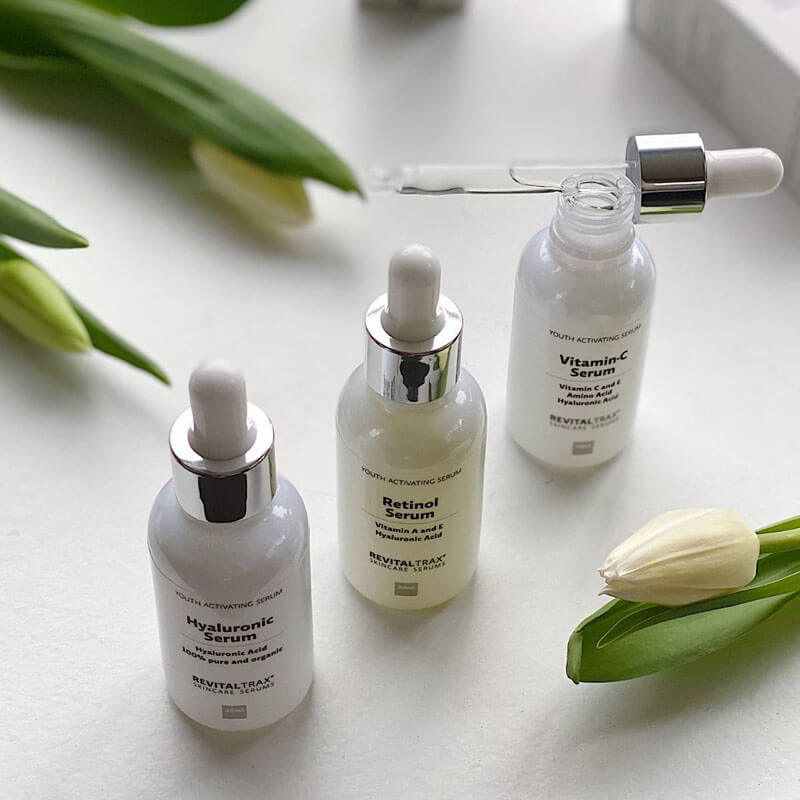 Die RevitalTrax Seren mit dem Hyaluronsäure Serum, dem Vitamin-C Serum und dem Retinol Serum